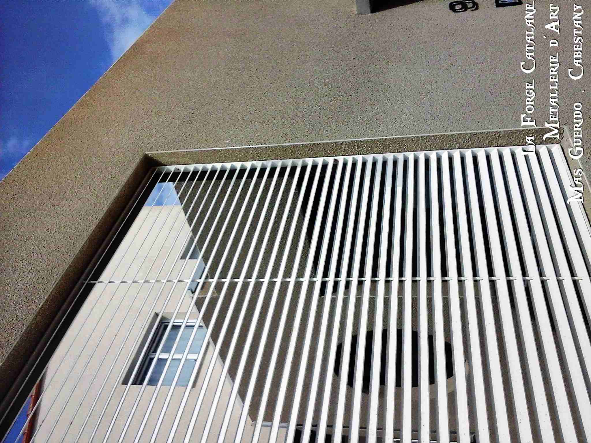 grille lames fer plat persienne forge catalane.jpg